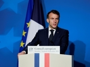 Макрон Европани Путин билан гаплашишни бошлашга чақирди