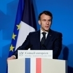 Макрон Европани Путин билан гаплашишни бошлашга чақирди