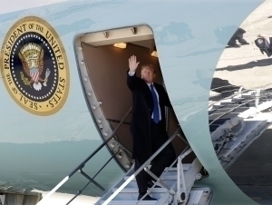 CNN журналистлари Трамп самолётидан ҳайдалди