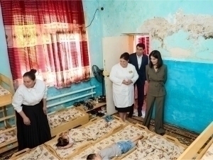 “Аҳвол ниҳоятда ачинарли”. Саида Мирзиёева Бухородаги боғча ва поликлиникани кўздан кечирди