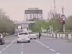 Chirchiqda ona-bolani urib ketishiga oz qolgan haydovchi 2 yilga “prava”dan mahrum etildi