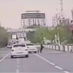 Chirchiqda ona-bolani urib ketishiga oz qolgan haydovchi 2 yilga “prava”dan mahrum etildi (video)