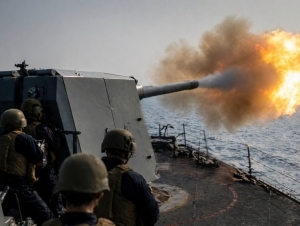 АҚШ 38 йил ичида илк бор Эронга палуба артиллериясидан зарба берди