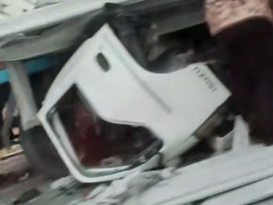 Сирдарёда Isuzu “КамАЗ”га урилиб, бўлиниб кетди (видео)