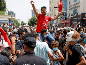 Тунисда намойишлар: Президент Бош вазирни истеъфога чиқариб, парламентни “музлатиб” қўйди (фото)  