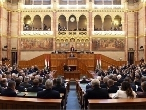 Венгрия парламенти фақат аёл ва эркак жинсини тан олди (видео)