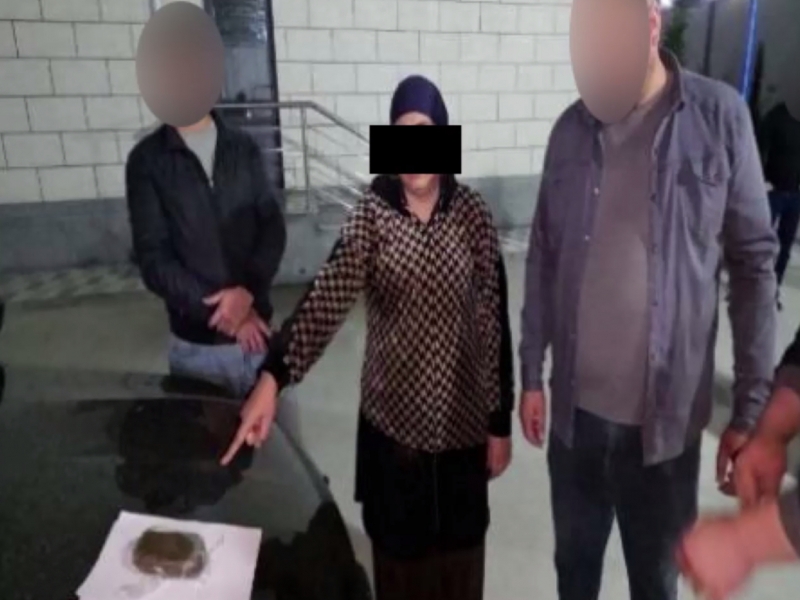 Farg‘onada ayolning mashinasidan yarim kg “gashish” topildi (video)