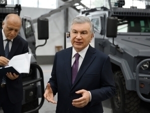 Президент Нурафшондаги махсус техникалар ишлаб чиқарадиган корхонага борди