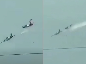 Ikki qiruvchi samolyot havoda to‘qnashdi. To‘rt uchuvchi halok bo‘ldi (video)