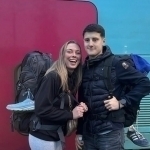 Futbolchi sevgilisi bilan selfi olayotganda yiqilib, vafot etdi