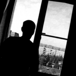 10-синф ўқувчиси иккинчи қаватдан тушиб кетди