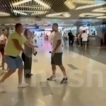 Rossiyalik jangchi aeroportda sayyohni kaltakladi