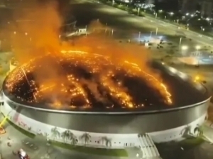 Бразилиядаги стадион томи мусобақа пайтида ёниб кетди (видео)