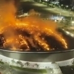 Braziliyadagi stadion tomi musobaqa paytida yonib ketdi (video)