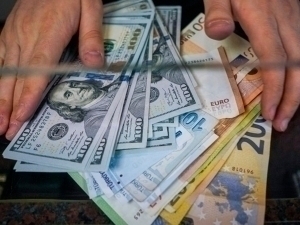 The dollar exchange rate continues to decline sharply