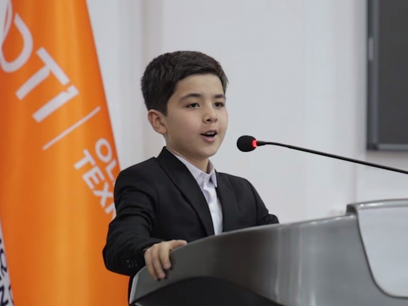 13-year-old boy becomes “mayor” of Almalyk for a minute (video)