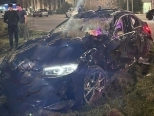A BMW collided with a concrete barrier in Tashkent, resulting in injuries