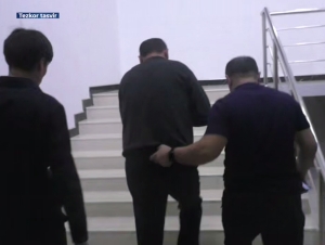 Наманганда тадбиркорга таҳдид қилган “замҳоким” пора билан ушланди (видео)
