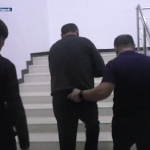 Kosonsoy tumani hokimi o‘rinbosari xizmat avtomashinasida qo‘lga olindi (video)