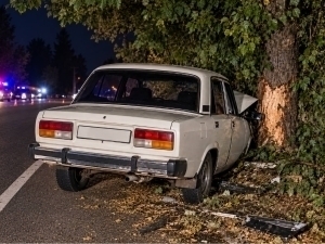 Шаҳрисабзда автомобиль дарахтга урилиб, ҳайдовчи ҳалок бўлди