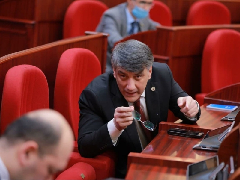 “Hammasi nolga teng”. Alisher Qodirov yana O‘zbekiston MTJni tanqid qildi