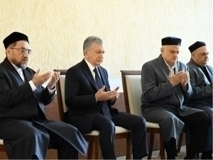 Mirziyoyev visits home of late Ismoil Jurabekov, offers condolences to his family