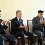 Mirziyoyev visits home of late Ismoil Jurabekov, offers condolences to his family