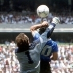 Maradona qo‘li bilan gol urgan to‘p auksionga qo‘yildi