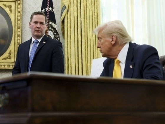 Maxfiy chatga jurnalistni qo‘shib qo‘ygan Uolts Oq uydan ketdi