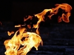 Xotinini yoqib yuborishga uringan erkak ushlandi