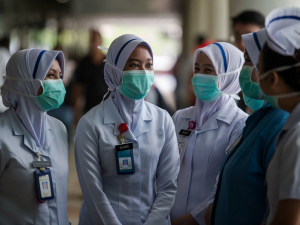 Малайзияда 40 нафар тиббиёт ходими тўлиқ эмлангандан сўнг коронавирус юқтирди 