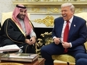 “Orqamni o‘psin”. Tramp omma oldida “qora shahzoda”ni kamsitdi (video)