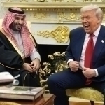 “Орқамни ўпсин”. Трамп омма олдида “қора шаҳзода”ни камситди (видео)