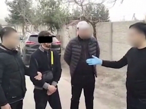 Фарғонада машинасидан “гашиш” улоқтириб қочган шахс ушланди