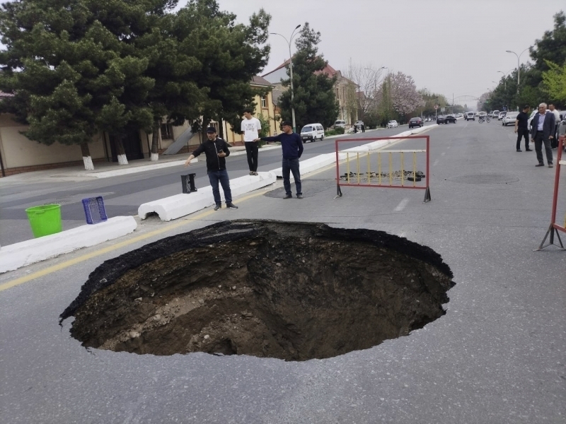 Andijonda yo‘l o‘pirilib tushdi (video)
