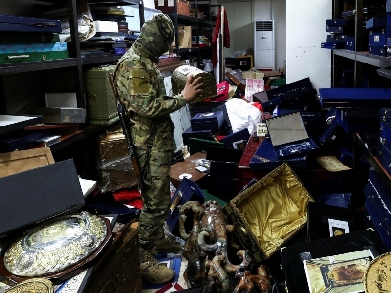 Башар Асаднинг саройида совғаларга тўла хона топилди 