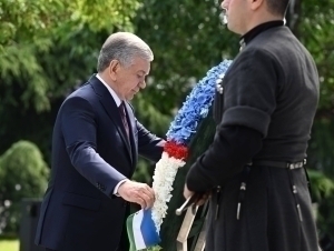 Shavkat Mirziyoyev Tbilisidagi Qahramonlar maydoniga bordi