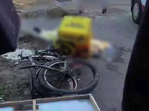 Тошкентда юк машинаси уриб юборган 22 ёшли курьер вафот этди (видео)