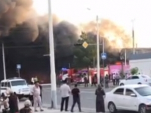 Shopping center catches fire in Navoi region (video)