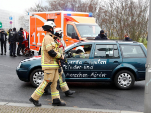 Германия канцлери идорасига урилган автомобиль эгаси ҳибсдан озод этилди