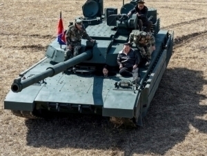 Ким Чен Ин қизи билан бирга танкда сайр қилди