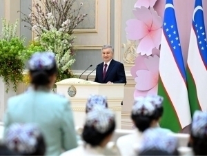 Shavkat Mirziyoyev bir guruh xotin-qizlarni mukofotladi (foto)