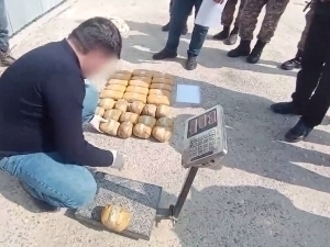 Urgutda Tojikistondan qariyb 30 kg narkotikni olib o‘tganlar ushlandi (video)
