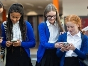 Britaniyada o‘quvchilarga telefondan foydalanish taqiqlanishi mumkin