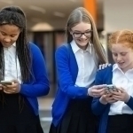 Britaniyada o‘quvchilarga telefondan foydalanish taqiqlanishi mumkin