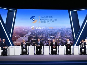 ЕОИИ давлатлари раҳбарлари Москвада, Путин атрофида йиғилди. Муҳим гаплар бор