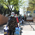Koronavirusga qarshi kurashayotgan bir guruh tibbiyot xodimlari uyiga qaytdi