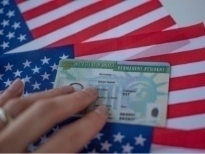 Трамп “грин карта” дастурини тўхтатди