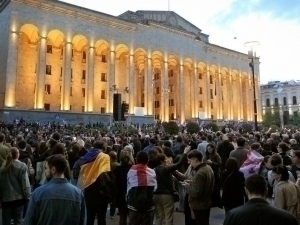 Namoyishlarga qaramay Gruziya parlamenti munozarali qonunni qabul qildi (video)