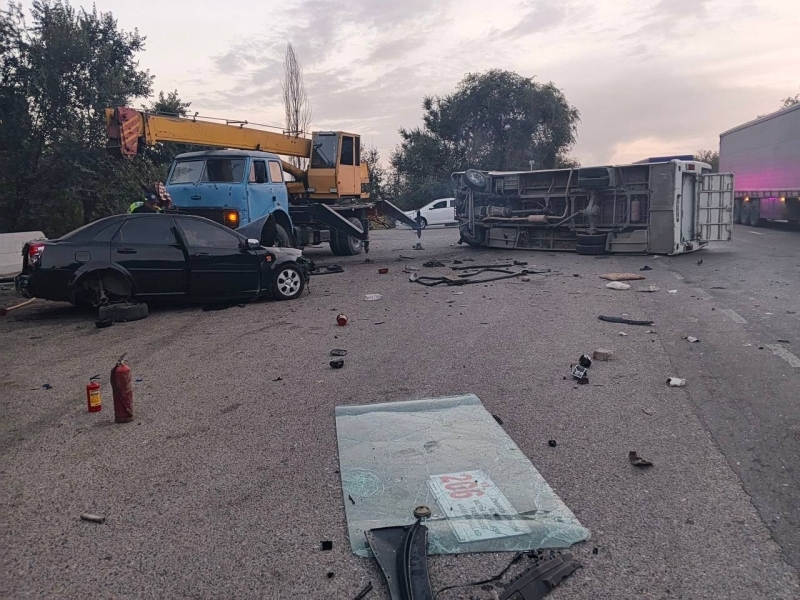 Ohangaronda Lacetti katta tezlikda avtobus bilan to‘qnashdi (video)